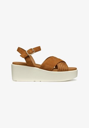 Sandali platform in suede marrone con accenti intrecciati, punta aperta, design a cinghie incrociate, cinturino alla caviglia regolabile e suola bianca testurizzata.