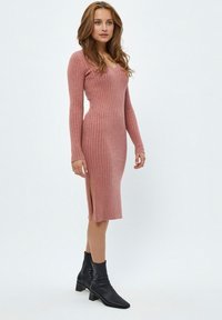 Desires DEAMABEL V-NECK DRESS - Pouzdrové šaty - pink