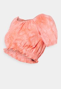 Top cropped em tom pêssego com mangas bufantes, bainha elástica franzida, textura suave e padrão tie-dye. Design leve e casual.