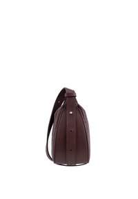 Borsa a mano rotonda in pelle bordeaux con finitura testurizzata, tracolla regolabile e dettagli di cucitura discreti lungo i lati.
