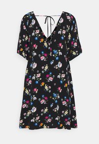 Robe noire à fleurs avec manches courtes, décolleté en V profond et lien à nouer dans le dos, ornée de petits motifs floraux multicolores sur toute la surface.