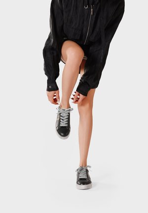 Queen Helena, QH10002-2026 - Sneakers basse - nero
