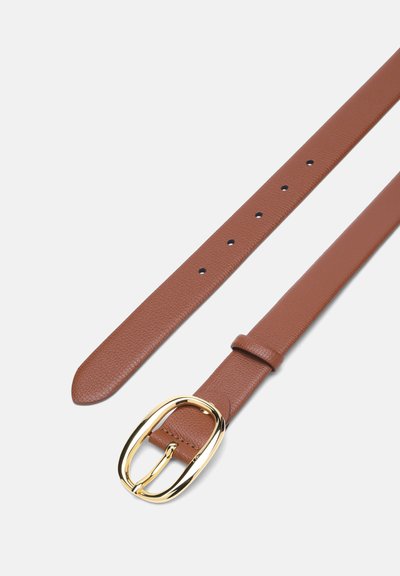 Ceinture en cuir marron avec une boucle ovale dorée brillante et cinq trous de réglage sur un fond clair.