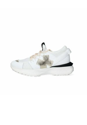 Scarpa sportiva bianca con tomaia testurizzata, accento metallico argento, suola nera e lacci beige chiaro, caratterizzata da un elemento di design unico a forma di croce.