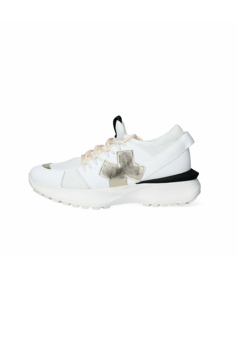 Scarpa sportiva bianca con tomaia testurizzata, accento metallico argento, suola nera e lacci beige chiaro, caratterizzata da un elemento di design unico a forma di croce.