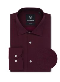 Koszula slim fit w ciemnym burgundzie, z wyraźnym kołnierzykiem i zapięciem na guziki. Zawiera kontrastowe białe guziki oraz fakturowaną tkaninę.