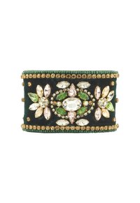 Bracelet en velours vert orné de pierres précieuses multicolores, y compris des pierres vertes, roses et transparentes, encadrées d'accents dorés.