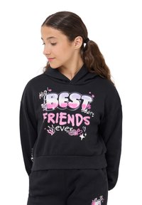 Felpa nera con cappuccio progettata per i giovani, con testo grafico multicolore che recita "MIGLIORI AMICI" accompagnato da cuori e stelle. Tessuto morbido, vestibilità rilassata.