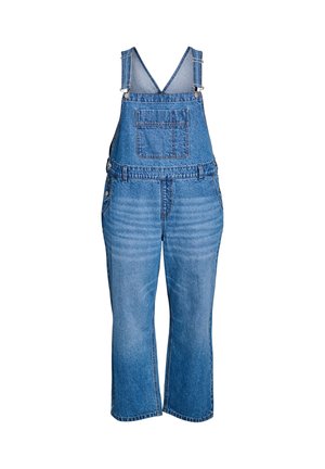 Salopette en jean avec un design à col en V, bretelles ajustables, deux grandes poches avant, et une coupe décontractée avec jambes raccourcies. Couleur bleu clair.