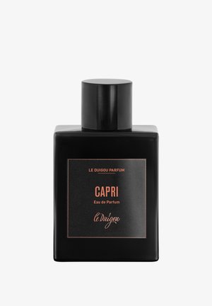 Schwarze rechteckige Parfümflasche mit einem zylindrischen Deckel. Das Frontetikett zeigt "CAPRI" in fetter weißer Schrift vor einem schwarzen Hintergrund.