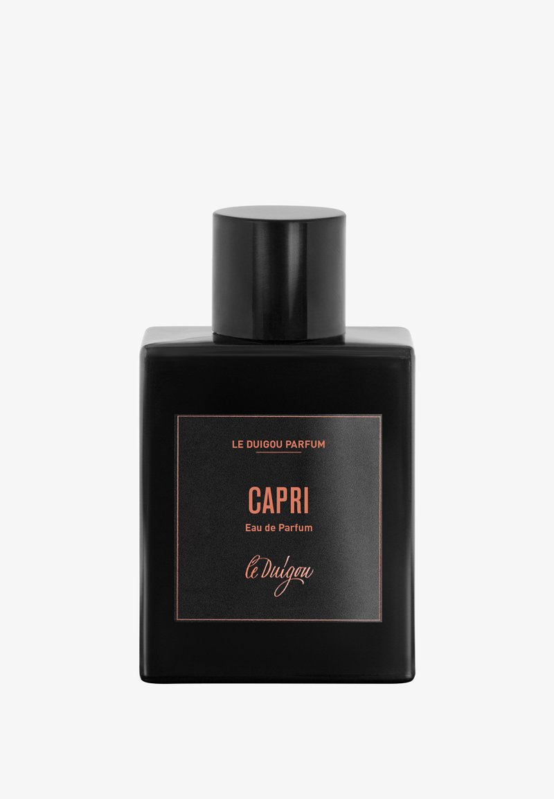 Schwarze rechteckige Parfümflasche mit einem zylindrischen Deckel. Das Frontetikett zeigt "CAPRI" in fetter weißer Schrift vor einem schwarzen Hintergrund.