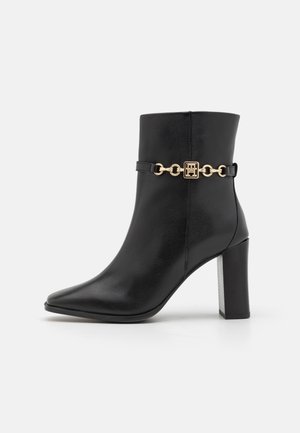 Tommy Hilfiger CHAIN BOOTIE - Kõrge kontsaga poolsaapad - black