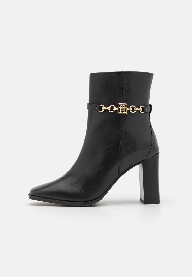 Tommy Hilfiger CHAIN BOOTIE - Magassarkú bokacsizmák - black