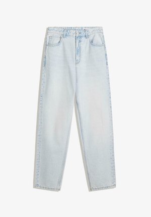 Jean en denim bleu clair avec une taille haute, design à jambe droite, deux poches avant et couture visible. Tissu texturé avec un délavage usé.