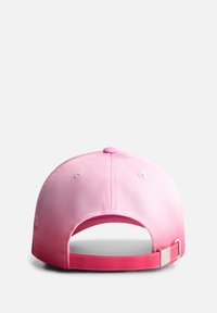 Roze baseballpet met een verloopkleur, gladde stof, verstelbare band en een metalen logo-accent aan de achterkant. Geen zicht aan de voorkant.