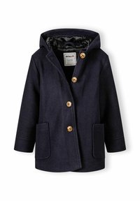 Jūras spēku zila vilnas maisījuma mētelis ar kapuci, koka pogām, divām priekšējām kabatām un gludu iekšējo oderi. Klasisks dizains, kas piemērots dzidriem laikapstākļiem.