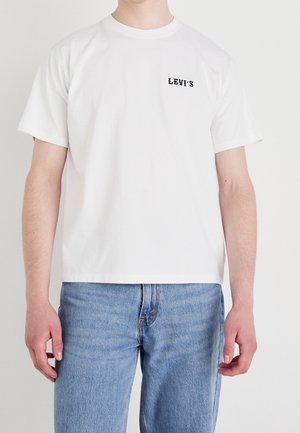 Weißes Baumwoll-T-Shirt mit kurzen Ärmeln, das ein kleines schwarzes "LEVI'S"-Logo auf der linken Brust zeigt. Schlichtes, klassisches Design.
