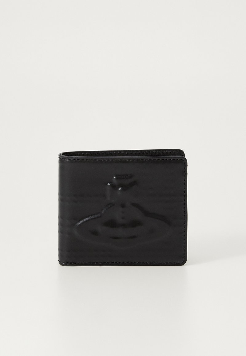 Μαύρο δερμάτινο πορτοφόλι με απαλή υφή, διαθέτοντας ανάγλυφο σχέδιο στο μπροστινό μέρος. Διπλωτό σχήμα με ραμμένες ακμές.