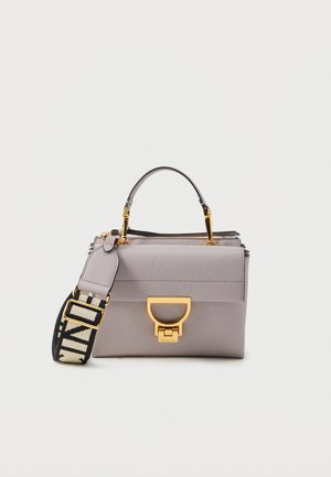 Sac à main en cuir gris avec ferrures dorées, poignée supérieure et bandoulière amovible à motif. Dispose d'un rabat avant avec un fermoir doré.