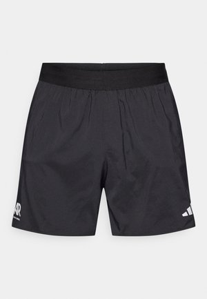 Schwarze Sportshorts aus leichtem, glattem Stoff. Verfügen über einen elastischen Bund und kontrastierende weiße Logos vorne und an der Seite.