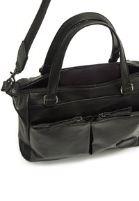 Bolso de mano de cuero negro con acabado texturizado, dos asas superiores, correa de hombro ajustable y dos bolsillos frontales con cremallera.