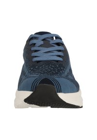 Blauer Sport sneaker mit einem gemusterten Strick-Obermaterial, runden Schnürsenkeln, weißer Zwischensohle und schwarzem Gummisohle. Verfügt über ein strukturiertes Design.