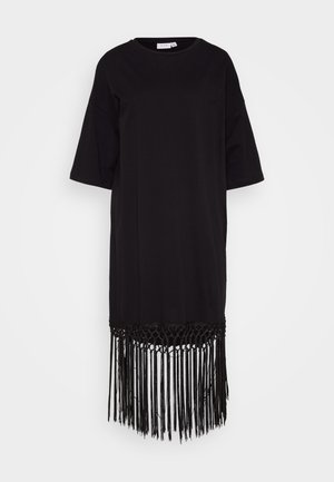 Robe noire en tissu doux, avec un col rond, des manches courtes et un ourlet effiloché avec des détails tissés en bas.