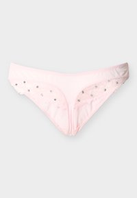 Ροζ γυναικείο μπικίνι εσώρουχο με δαντελένιες λεπτομέρειες και μικρές μαύρες πουά, απλωμένο επίπεδα σε λευκό φόντο.