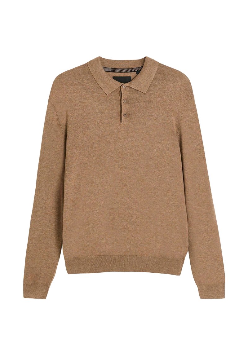 Brązowy polar polo z długim rękawem, wykonany z miękkiej tkaniny, z klasycznym kołnierzem, plisą na trzy guziki oraz prążkowanym wykończeniem na dole i mankietach.