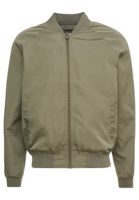 Giacca bomber verde oliva, con cerniera frontale, colletto e polsini a coste, tasche laterali e una texture di tessuto liscia e leggera.