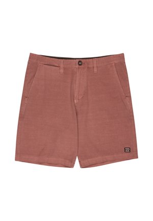 Herenshorts in stoffige rozekleur, gemaakt van gestructureerde stof. Voorzien van twee steekzakken aan de voorkant, een knoopsluiting en een merklogo op het zoom.