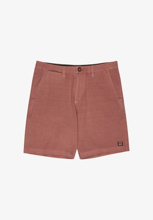 Shorts pour hommes de couleur rose poudré, fabriqués en tissu texturé. Ils présentent deux poches avant, une fermeture par bouton et un patch logo de la marque à l'ourlet.
