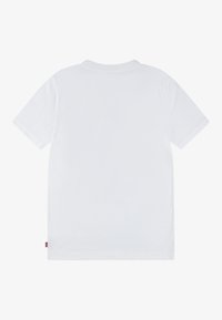 Camiseta blanca de manga corta, hecha de algodón suave. Presenta un diseño sencillo con cuello redondo acanalado y dobladillo recto. Etiqueta pequeña en el lado.