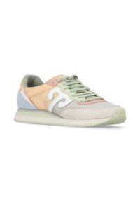 Sneaker realizzata con materiali misti in pesco, verde menta e azzurro chiaro. Design con lacci, punta tonda, texture morbida e suola verde pallido.