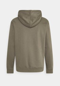 Einfache olivgrüne Kapuzenjacke von hinten gezeigt, mit langen Ärmeln sowie gerippten Bündchen und Saum.