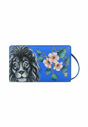 Blauwe leren portemonnee met het gezicht van een leeuw en een bloemontwerp met bladeren en roze bloemen, versierd met een gouden steraccent.