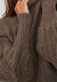 NA-KD Sweter