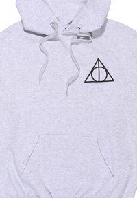 Szary sweatshirt z kapturem z czarnym graficznym logo przedstawiającym trójkąt z okręgiem i pionową linią. Zawiera przednią kieszeń.
