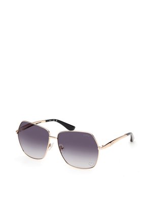 Okulary przeciwsłoneczne z metalową złotą oprawą, dużymi kwadratowymi gradientowymi ciemnymi soczewkami i czarnymi zausznikami, przedstawione na białym tle.