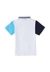 Polo con corpo bianco, manica sinistra azzurro chiaro e manica destra blu navy. Presenta un colletto a strisce blu, arancione e verde.