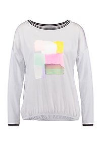 Hellgraue Bluse mit langen Ärmeln, Rundhals und gestreiftem Saum, die abstrakte Aquarellblöcke in Pink, Gelb, Grün und Blau zeigt.