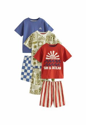 Set aus vier Kinder-T-Shirts und Shorts. Die Farben umfassen Blau, Rot, Weiß und Grün; die Muster zeigen Sonne, Ozeangrafiken und karierte Designs.