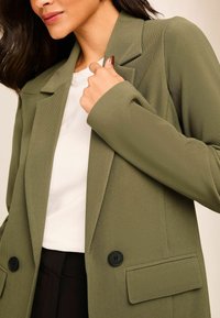 Lipsy REGULAR FIT - Lühike jakk - khaki green