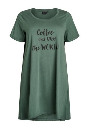 Zelena haljina od majice s kratkim rukavima, izrezom u obliku slova U i ispisanim crnim tekstom "Kava, a zatim SVIJET" sprijeda. Mekani materijal.