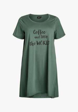 Zelena haljina od majice s kratkim rukavima, izrezom u obliku slova U i ispisanim crnim tekstom "Kava, a zatim SVIJET" sprijeda. Mekani materijal.