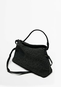 Borsa a tracolla nera intrecciata con superficie testurizzata, caratterizzata da una tracolla e rifiniture in pelle, forma angolare e una tracolla staccabile.