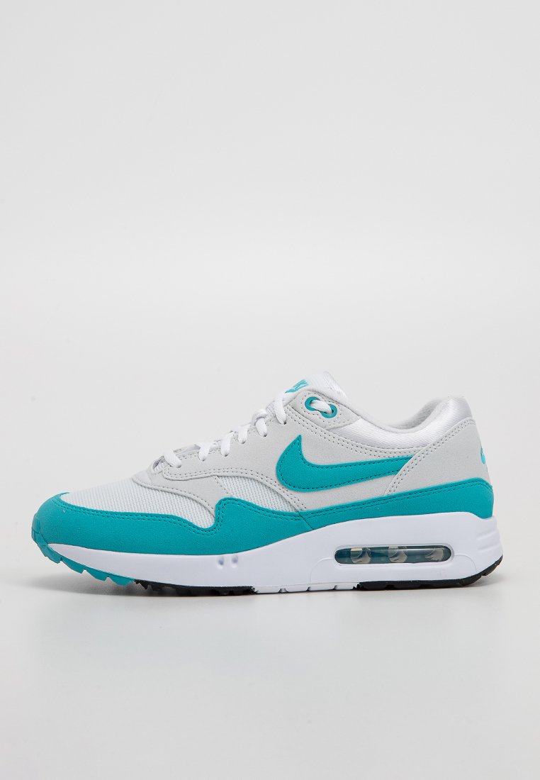 Witte sneaker met teal accenten, bovenwerk van mesh en synthetisch materiaal, gevoerde kraag, zichtbare luchtkussens en rubberen zool. Nike branding aanwezig.