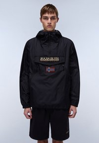 Zwarte, lichte, waterdichte jack met een halve rits, verstelbare capuchon en een voorvak met logo. Voorzien van een rode Noorse vlag patch.