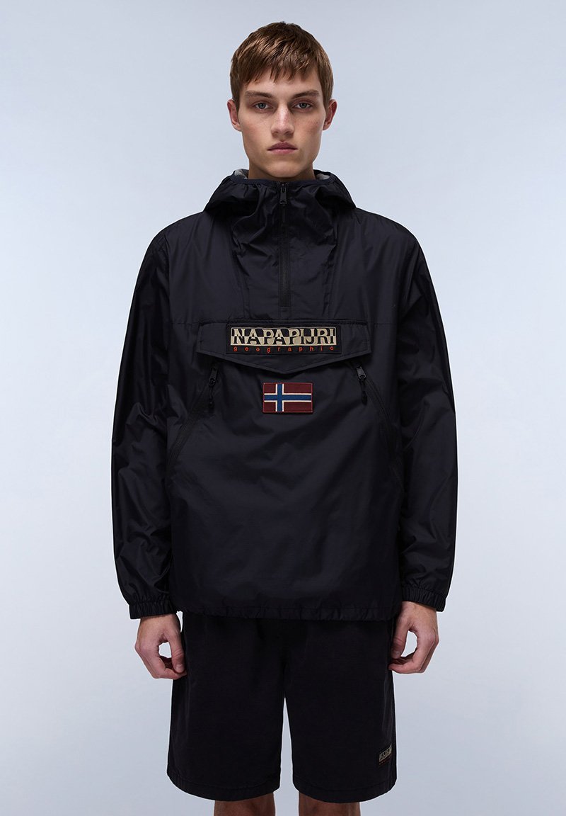 Zwarte, lichte, waterdichte jack met een halve rits, verstelbare capuchon en een voorvak met logo. Voorzien van een rode Noorse vlag patch.