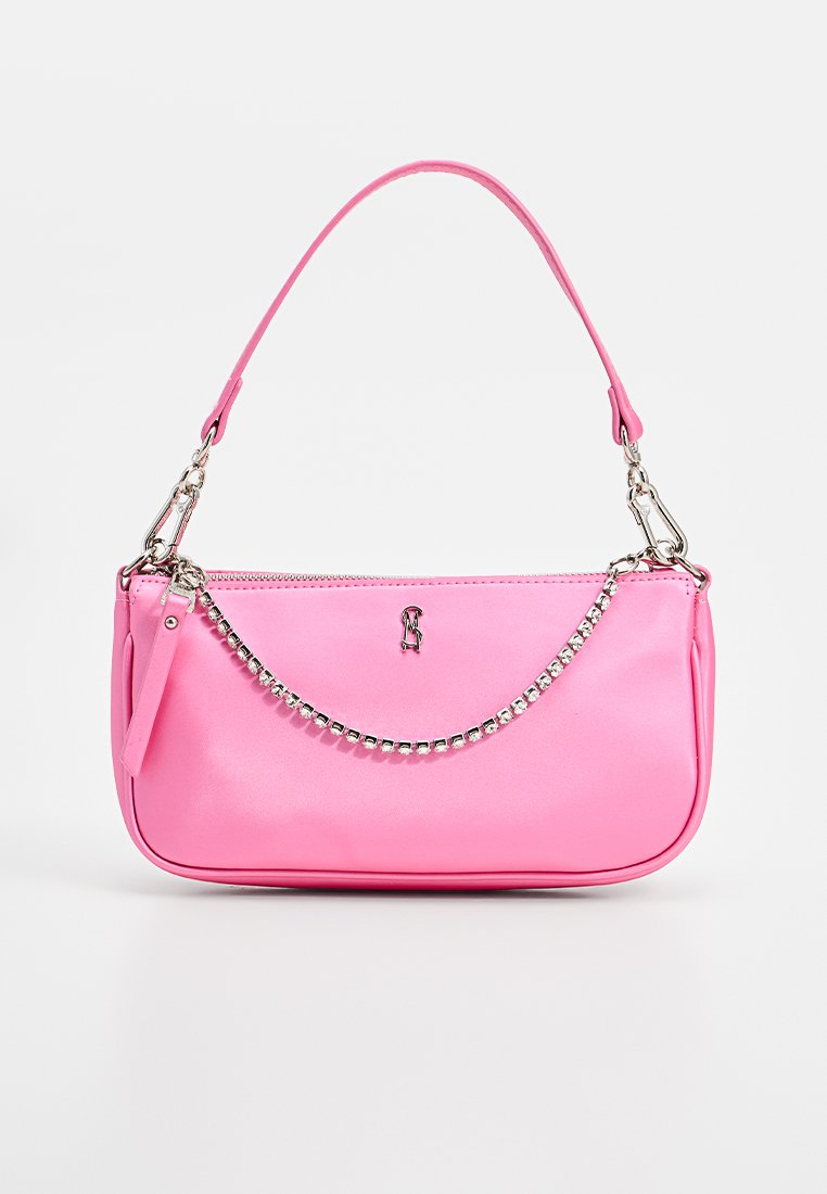 Borsa a tracolla sintetica rosa con una texture liscia, un accento a catena removibile e una chiusura principale a zip. Presenta una singola tracolla.